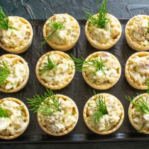 Собираем 12 небольших букетиков из зелени укропа Собираем 12 небольших букетиков из зелени укропа