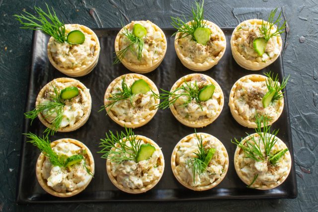 Добавляем ломтики огурца сверху в качестве украшения Добавляем ломтики огурца сверху в качестве украшения