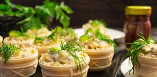 Рыбный салат с лососем и анчоусами в тарталетках