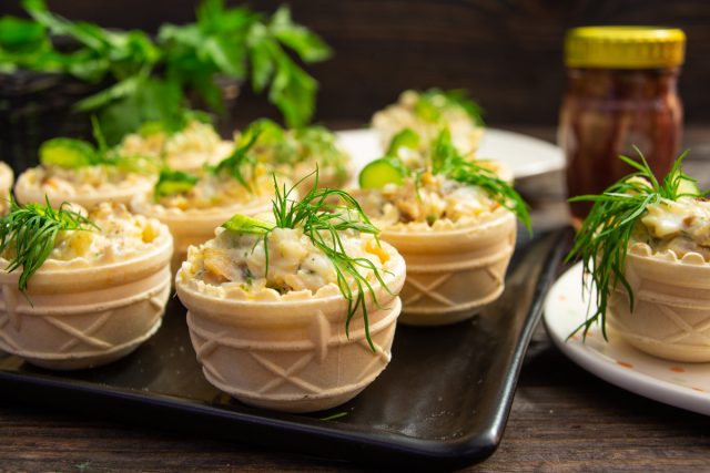 Рыбный салат с лососем и анчоусами в тарталетках Рыбный салат с лососем и анчоусами в тарталетках