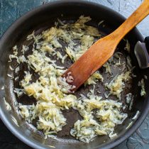 Обжариваем лук 7-8 минут на умеренном огне Обжариваем лук 7-8 минут на умеренном огне