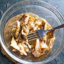 Лосось разминаем вилкой Лосось разминаем вилкой