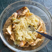 Добавляем остывший жареный лук к лососю Добавляем остывший жареный лук к лососю