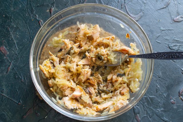 Добавляем нарезанное филе анчоусов в салат Добавляем нарезанное филе анчоусов в салат