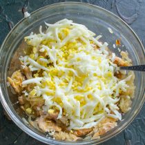 Натираем вареные яйца на терке или рубим мелко Натираем вареные яйца на терке или рубим мелко