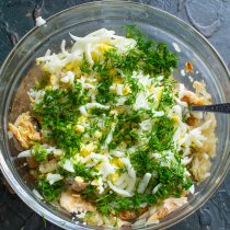 Зелень укропа рубим мелко Зелень укропа рубим мелко