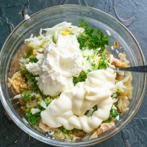 Добавляем мягкий сливочный сыр и майонез Добавляем мягкий сливочный сыр и майонез