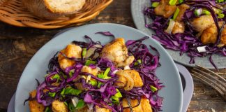 Салат с индейкой и красной капустой