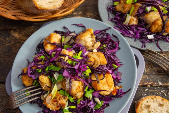 Салат с индейкой и красной капустой Салат с индейкой и красной капустой