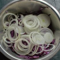 100 г сладкого салатного лука режем очень тонкими кольцами