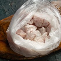 Кладём кусочки индейки в пакет Кладём кусочки индейки в пакет