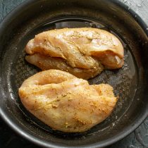 Куриное филе обжариваем до золотистой корочки Куриное филе обжариваем до золотистой корочки