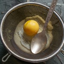 Сваренные вкрутую яйца чистим, отделяем желтки