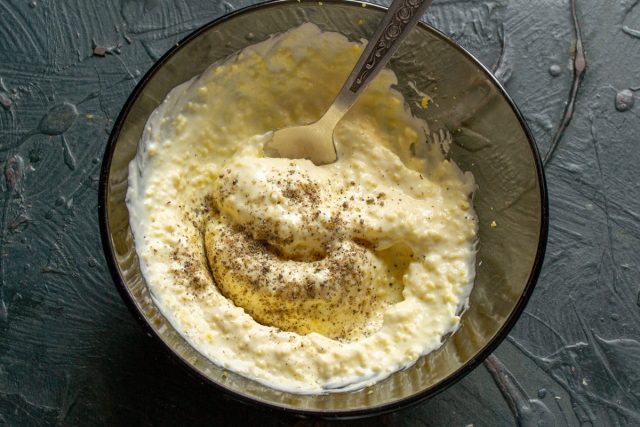 Соус по вкусу солим, перчим черным молотым перцем Соус по вкусу солим, перчим черным молотым перцем