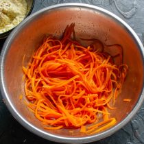 Корейскую морковку поливаем оливковым маслом холодного отжима Корейскую морковку поливаем оливковым маслом холодного отжима