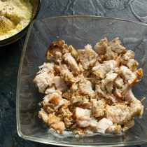 Остывшую курицу нарезаем кубиками Остывшую курицу нарезаем кубиками
