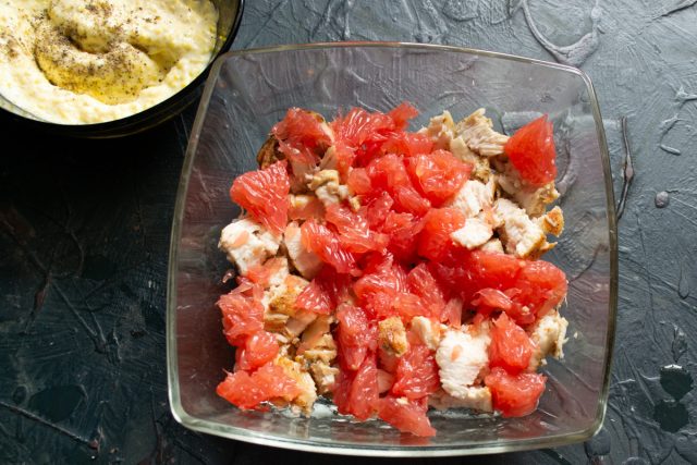 На курицу выкладываем кусочки грейпфрута На курицу выкладываем кусочки грейпфрута
