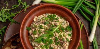 Закуска из крабовых палочек с зелёным луком и сыром