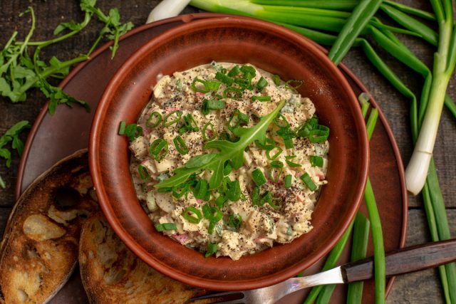 Закуска из крабовых палочек с зелёным луком и сыром Закуска из крабовых палочек с зелёным луком и сыром