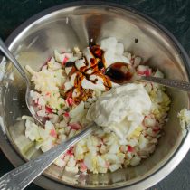Наливаем соевый соус, по вкусу солим Наливаем соевый соус, по вкусу солим