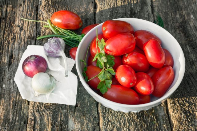 Гибрид томата «F1 Марина» для настоящих ценителей вкуса и домашних заготовок