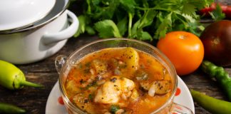 Грибной рассольник с курицей и перловкой