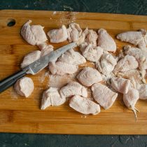 Нарезаем филе из куриной грудки крупно