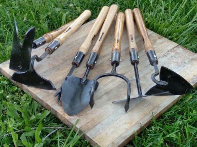 Набор садовых инструментов - полезная и незаменимая в хозяйстве вещь!
