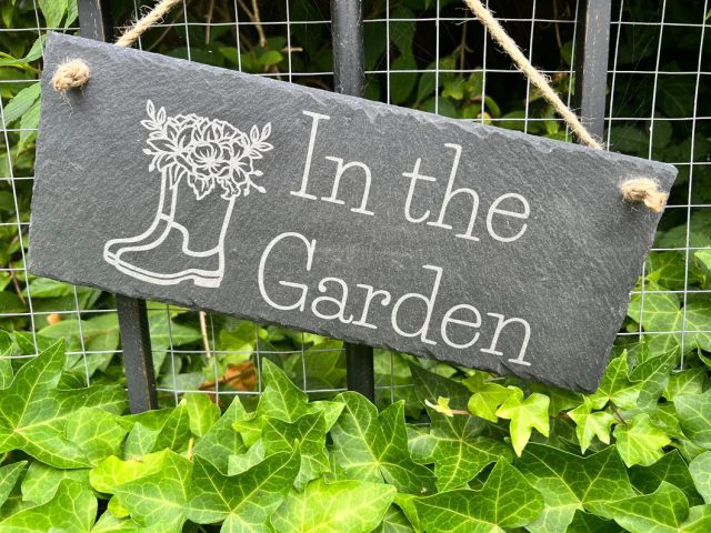 На садовой вывеске можно выгравировать имя, фамилию или другую значимую фразу близкого человека