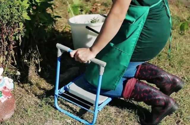 Помогите садоводу снизить нагрузку во время работы в саду с помощью специальной скамейки-перевертыша