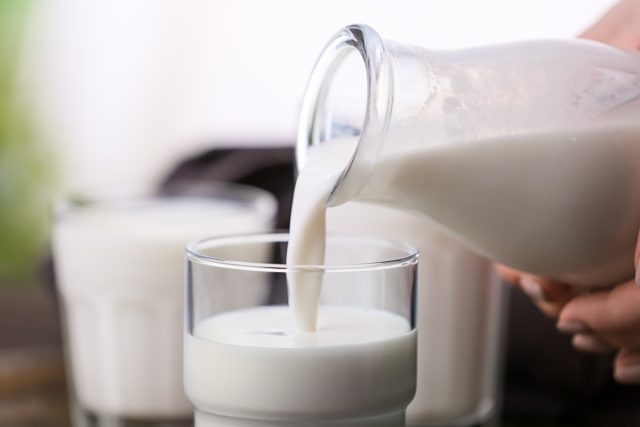 Какое молоко полезнее: коровье или козье. Раскрываем все особенности и секреты