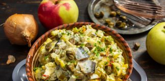 Картофельный салат с салакой