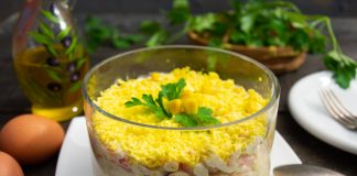 Крабовый салат с кукурузой и плавленым сыром