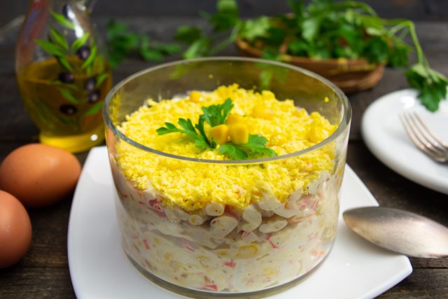 Крабовый салат с кукурузой и плавленым сыром