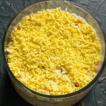 Яичные желтки натираем на мелкой терке