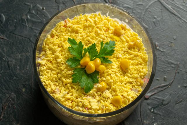 Украшаем листиками зелени и зёрнышками кукурузы