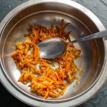 Перекладываем в миску, остужаем до комнатной температуры