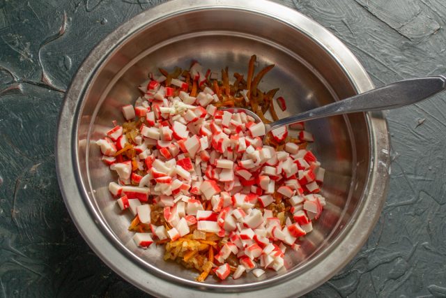 Крабовые палочки нарезаем небольшими кубиками