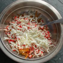 Кладём тёртый яичный белок в салат