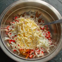 Кладём тёртый яичный белок в салат