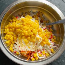 Добавляем кукурузу к остальным ингредиентам