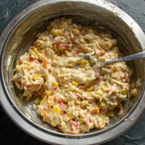 По вкусу солим и хорошо перемешиваем салат