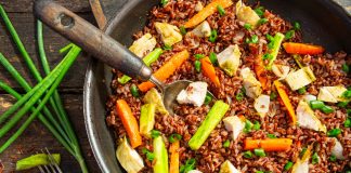 Красный рис овощами и курицей