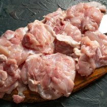 Острым узким ножиком аккуратно вырезаем косточку из бедра Острым узким ножиком аккуратно вырезаем косточку из бедра