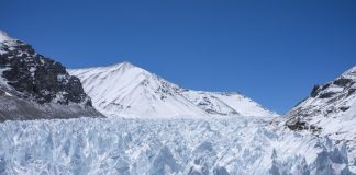 Ледники Тибета пытаются сохранить с помощью белых “одеял”