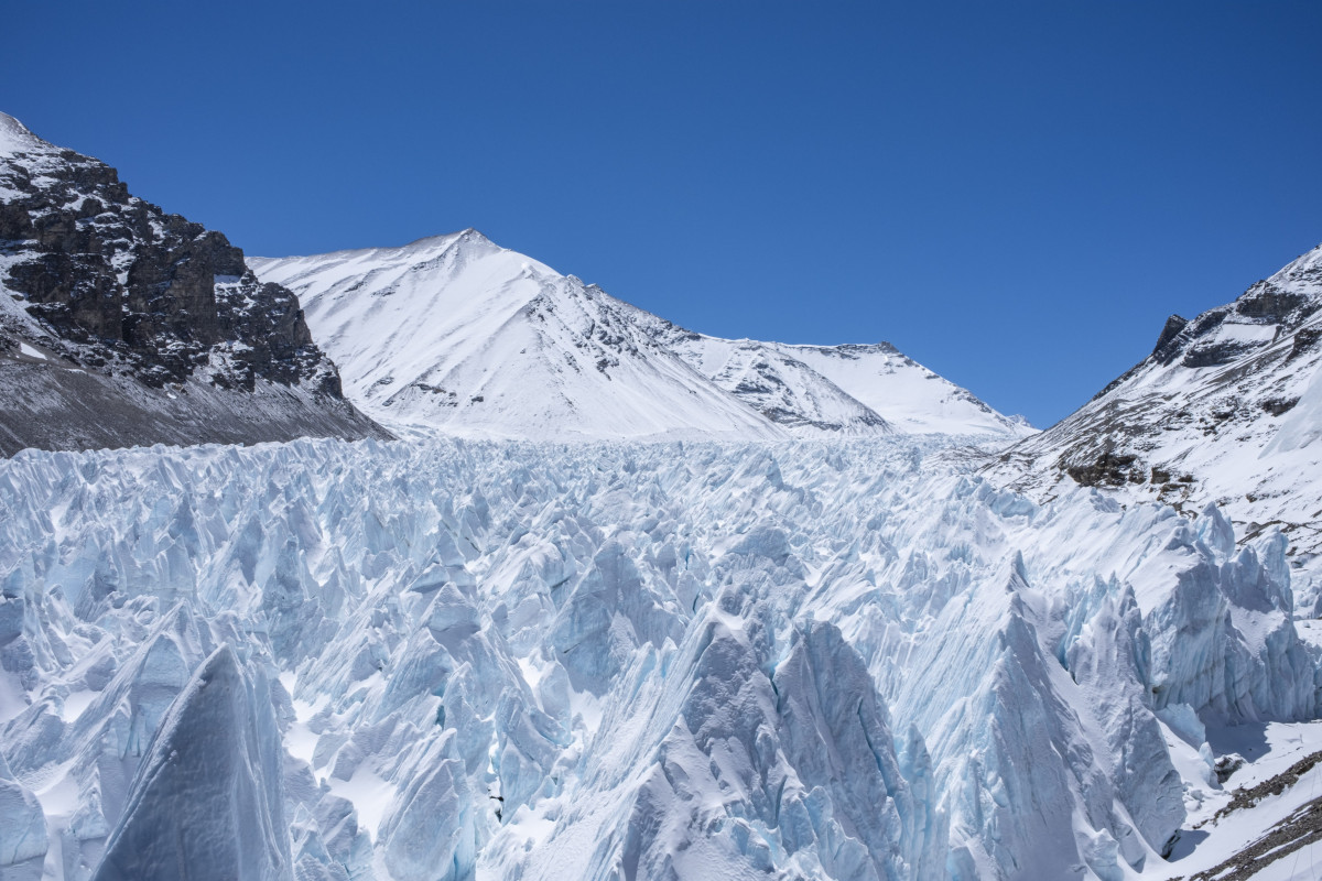 Ледники Тибета пытаются сохранить с помощью белых “одеял”