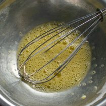 Взбиваем венчиком среднее куриное яйцо с пекарским порошком и содой Взбиваем венчиком среднее куриное яйцо с пекарским порошком и содой