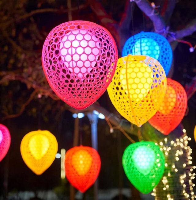 Цветные фонарики как нельзя лучше подойдут для празднования Нового года