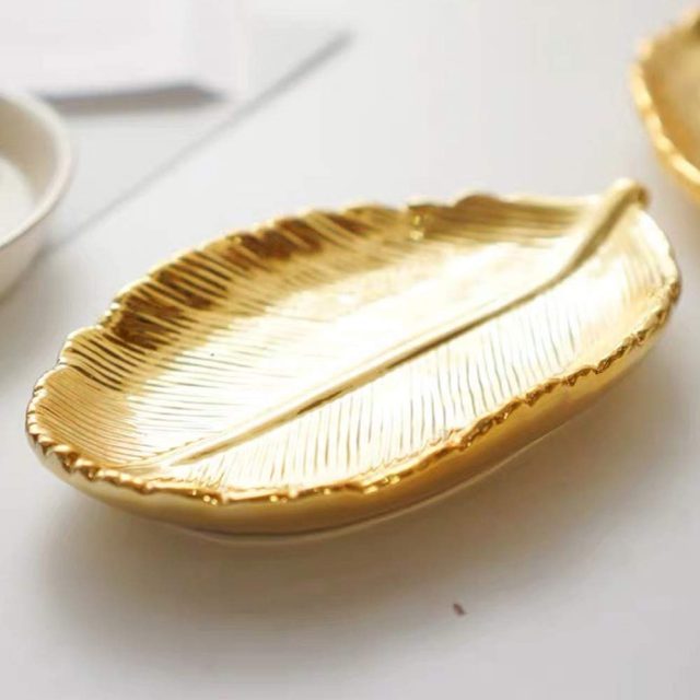Маленькое золотое блюдце в виде пера