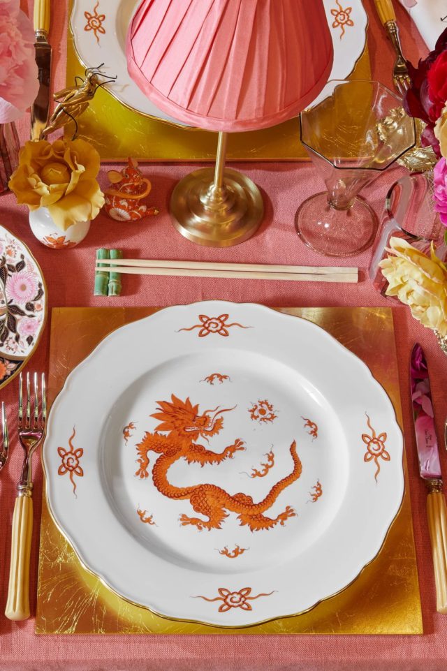 Красивая винтажная тарелка с изображением красного дракона